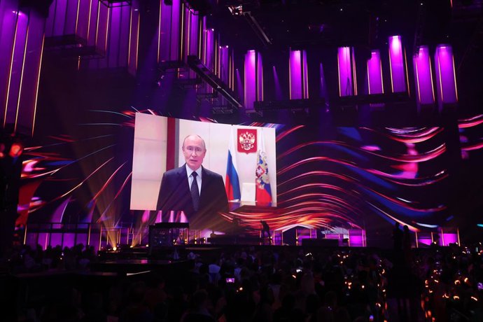 RÚSSIA, MOSCOU - 20 DE SETEMBRO DE 2025: O presidente da Rússia, Vladimir Putin, faz um discurso em vídeo para os participantes e o público do Intervision 2025 International Song Contest na Live Arena Concert Hall. Yevgeny Messman/TASS Host Photo Agency f