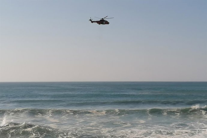 Archivo - El helicóptero 'Helimer' de Salvamento Marítimo rescata del agua de la playa de Repibelo, en Arteixo (A Coruña), el cuerpo sin vida de un vecino que se encontró en apuros para salir del mar, a 28 de marzo de 2021. El hombre fue rescatado y trasl