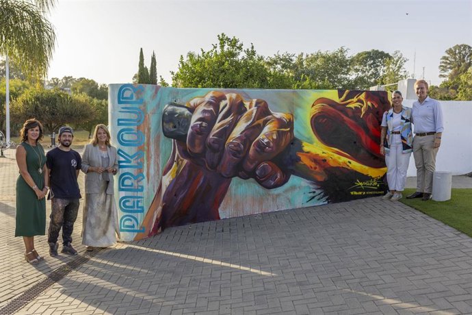 Visita a un mural de la iniciativa Muros Libres 'El arte construye ciudad',