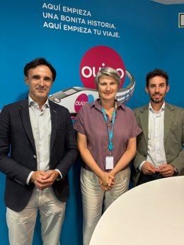 El consejero de Fomento e Infraestructuras, Jorge García Montoro, junto a la directora general de Ouigo en España, Hélène Valenzuela y el secretario general de la Consejería, José Francisco Lajara, tras la reunión celebrada esta semana.