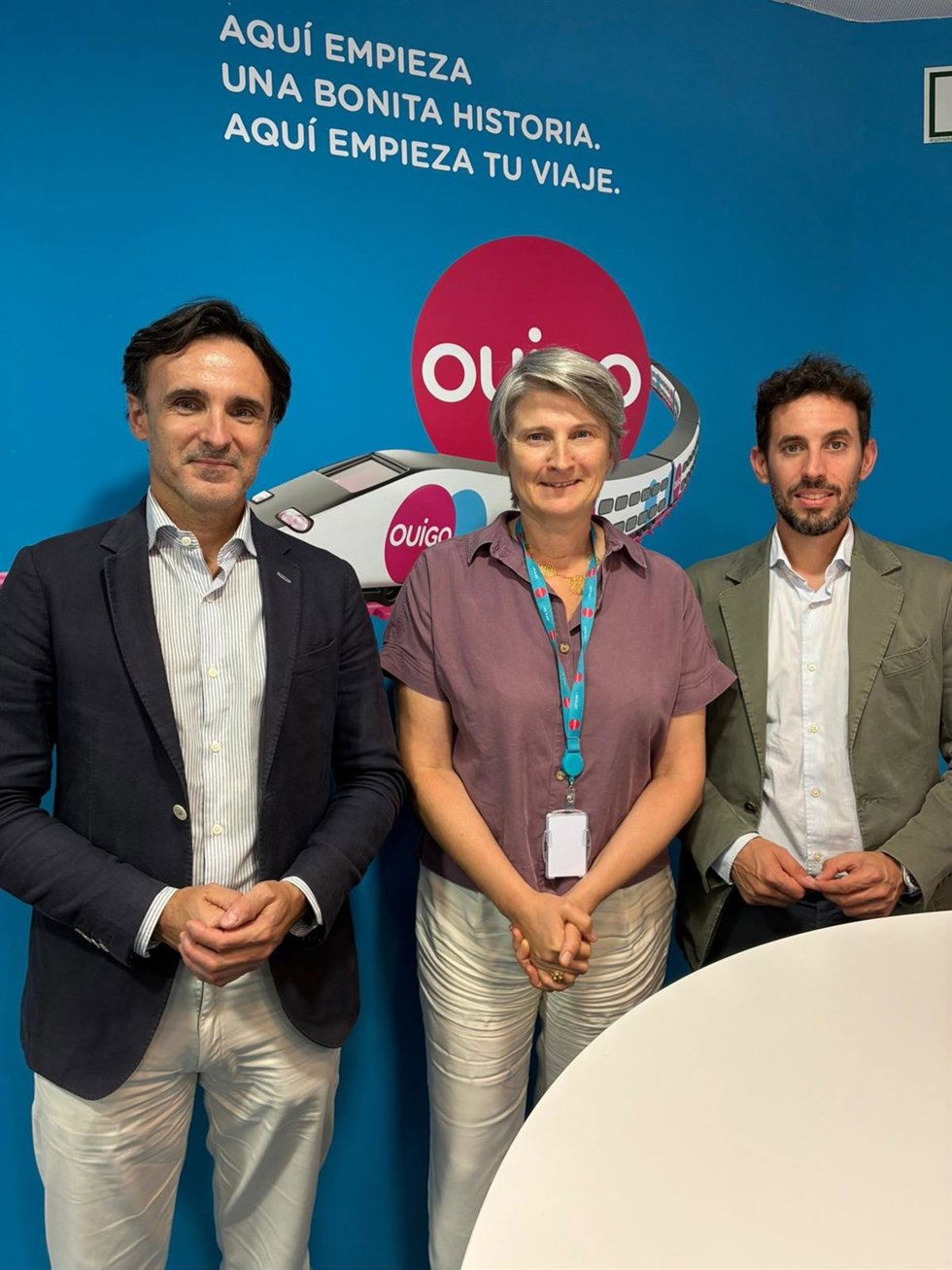 El consejero de Fomento e Infraestructuras, Jorge García Montoro, junto a la directora general de Ouigo en España, Hélne Valenzuela y el secretario general de la Consejería, José Francisco Lajara, tras la reunión celebrada esta semana.