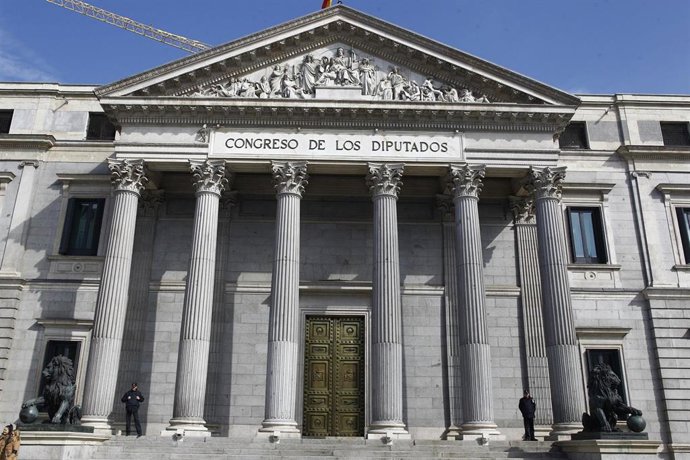 Archivo - Puerta principal del Congreso de los Diputados con los leones