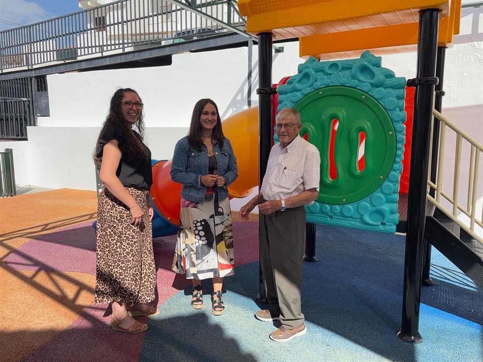 La diputada provincial de Reto Demográfico, María Vera, en su visita a Albuñuelas (Granada),