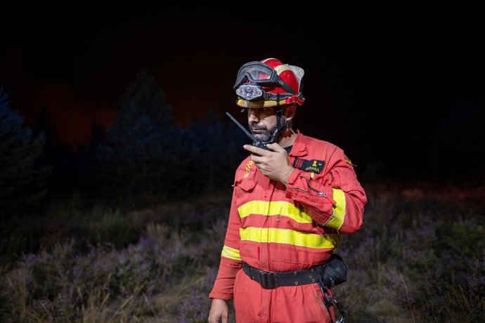 Um bombeiro da UME tenta extinguir um incêndio em 22 de agosto de 2025 em Argayo, León, Castilla y León (Espanha). Ajudados pela queda nas temperaturas e pelo clima mais ameno do que nos últimos dias, os serviços de combate a incêndios conseguiram extingu