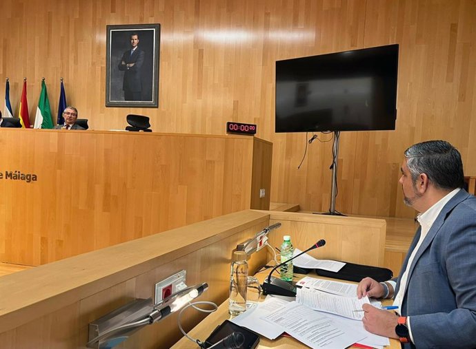 Archivo - El portavoz del PSOE en la Diputación de Málaga, Josele González, se dirige al presidente de la Diputación en un pleno, en una imagen de archivo.