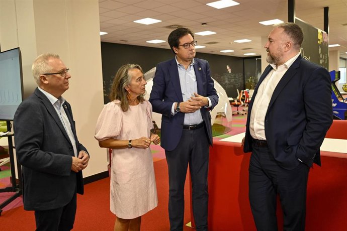 El ministro para la Transformación Digital y de la Función Pública, Óscar López (2d), durante el acto ‘Liderando el audiovisual del futuro’, en el Palacio de Congresos Kursaal, a 21 de septiembre de 2025.