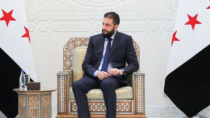 Archivo - Arquivo - 21 de junho de 2025, Síria, Síria, República Árabe da Síria: O presidente sírio, Ahmad Al-Shara'a, reúne-se com o subsecretário-geral de Operações de Manutenção da Paz, Jean-Pierre Lacroix, em Damasco, Síria, em 21 de junho de 2025