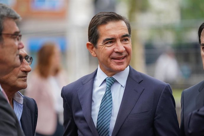 El presidente del BBVA, Carlos Torres Vila, durante la presentación del regreso a Bilbao de la escultura monumental de Eduardo Chillida, 'Elogio del hierro III', en la plaza Chillida del Museo de Bellas Artes, a 12 de septiembre de 2025, en Bilbao, Vizcay