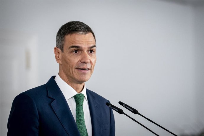 O Presidente do Governo, Pedro Sánchez, aparece diante da mídia após sua reunião com o Chanceler da República Federal da Alemanha, Friedrich Merz, no Palácio Moncloa, em 18 de setembro de 2025, em Madri (Espanha). A reunião foi marcada por