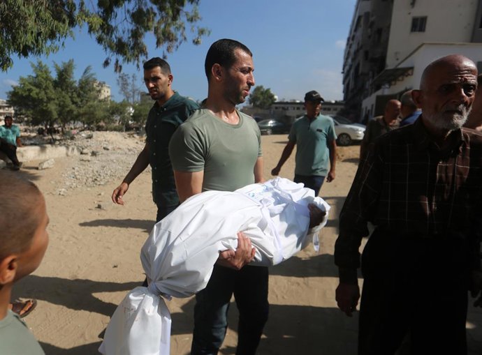 CIDADE DE GAZA, 17 de setembro de 2025 -- Um palestino carrega o corpo de uma vítima após ataques israelenses no Hospital Al-Shifa na Cidade de Gaza, em 16 de setembro de 2025.