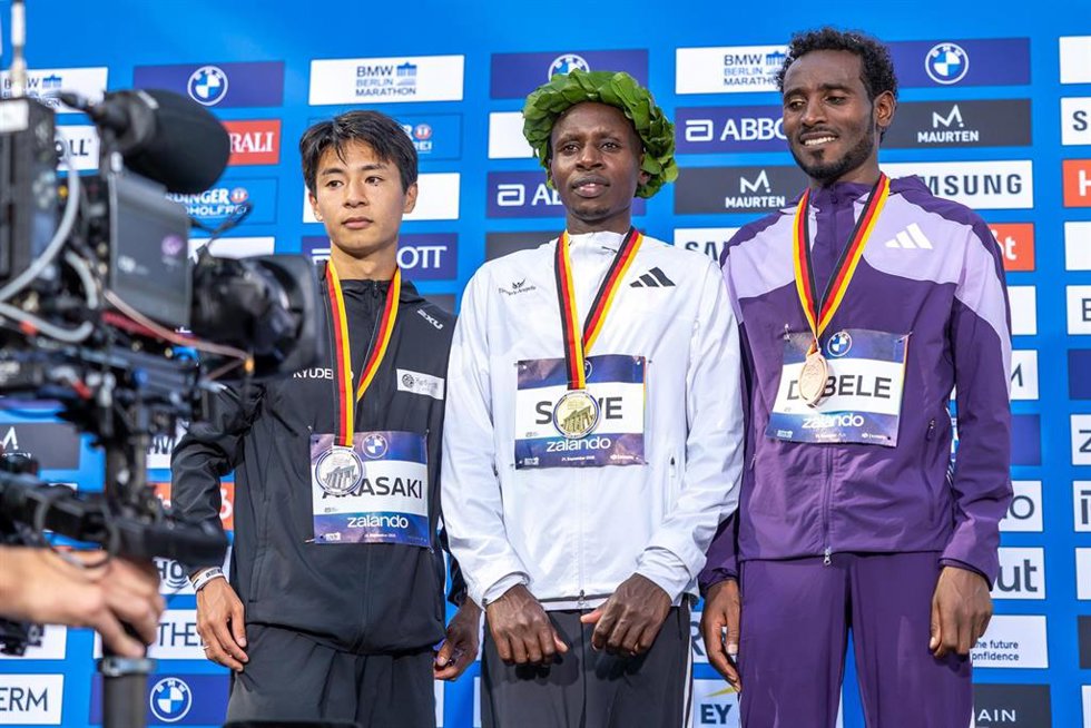 Akira Akasaki, Sabastian Sawe y Chimdessa Debele, en el podio del maratón de Berlín