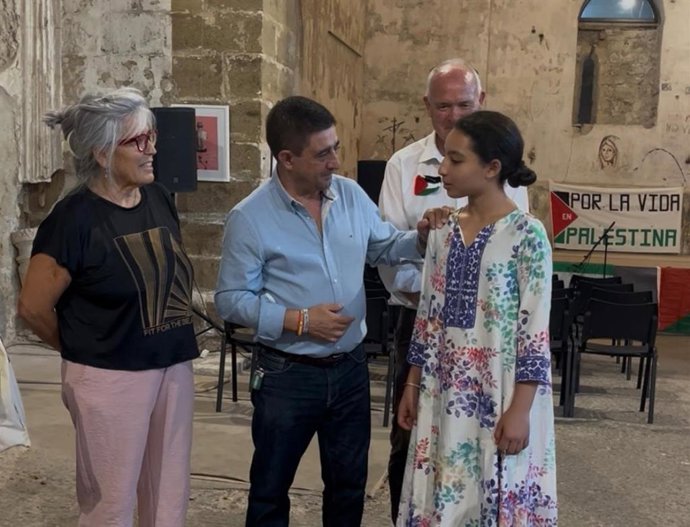 El presidente de la Diputación de Jaén, Paco Reyes, ha asistido este domingo al desarrollo de la iniciativa 'Hambre x hambre'