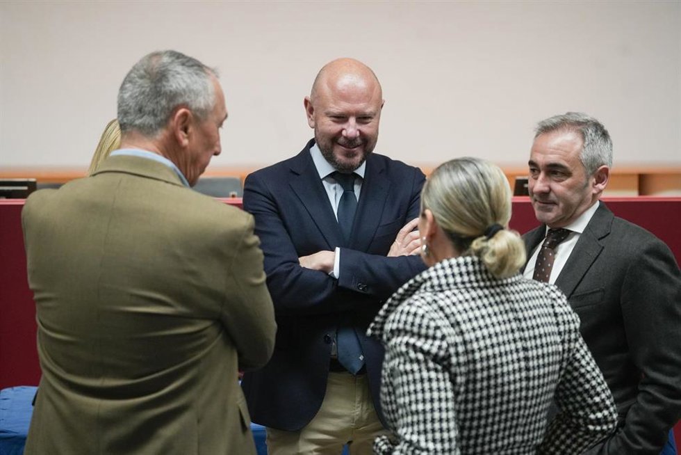 Archivo - El diputado del PSPV en las Cortes Toni Gaspar, en el centro de la imagen en fotografía de archivo