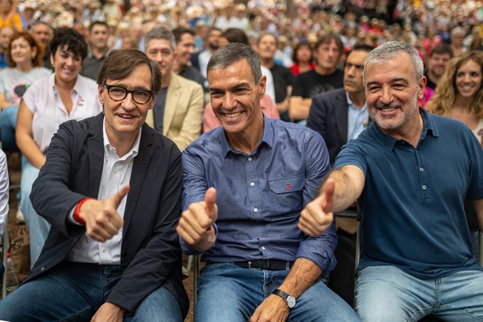 El president de la Generalitat, Salvador Illa; el president del Govern, Pedro Sànchez, i l'alcalde de Barcelona, Jaume Collboni, aquest diumenge en la Festa de la Rosa, que anualment se celebra a Gavà (Barcelona).