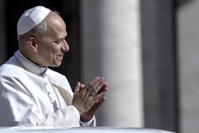 03 September 2025, Vatican: Pope Leo XIV greets the faithful as he arrives to lead his weekly general audience in St. Peter's square at the Vatican. Photo: Maria Grazia Picciarella/SOPA Images via ZUMA Press Wire/dpa