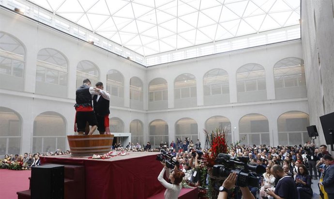 Los riojanos vuelven a ofrecer a la Virgen de Valvanera el fruto de vendimia, en el tradicional Pisado de la Uva