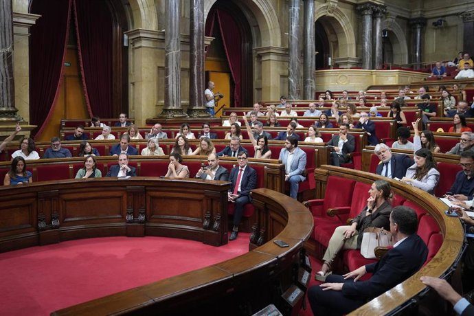 Archivo - Votación durante una sesión plenaria en el Parlament de Catalunya