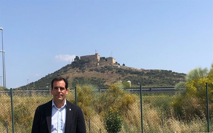 Archivo - El portavoz del PSOE en la Comarca del Somontano, Daniel Gracia, junto a los terrenos en los que está prevista la construcción de la planta de biogás de Barbastro.