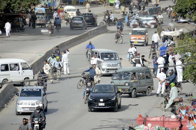 September 18, 2025, Pakistan: KARACHI, PAKISTAN, SEP 18: Traffic police official caught the vehicle to charge challan .upon violating the traffic rules, at Saddar area in Karachi on Thursday, September 18, 2025.
