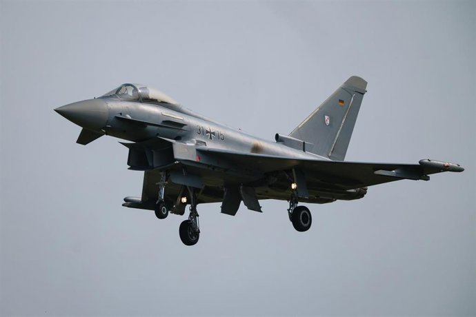 Archivo - Caza Eurofighter de la Fuerza Aérea alemana en un vuelo de entrenamiento en Norvenich