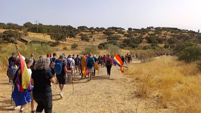 Unas mil personas, según cifras de la organización, han participado este domingo en Fuente del Arco (Badajoz) en la II Marcha Columna de los 8.000