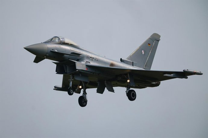 Archivo - 04 June 2025, North Rhine-Westphalia, Noervenich: An air force Eurofighter on a training flight at Nörvenich air base. Photo: Christoph Reichwein/dpa
