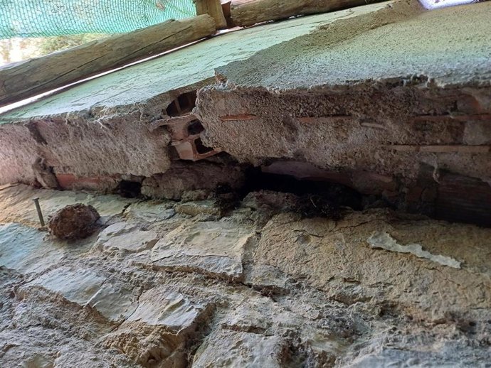 PP de Fuerte del Rey (Jaén) alerta del "peligro" de un muro caído del colegio y exige su reconstrucción inmediata