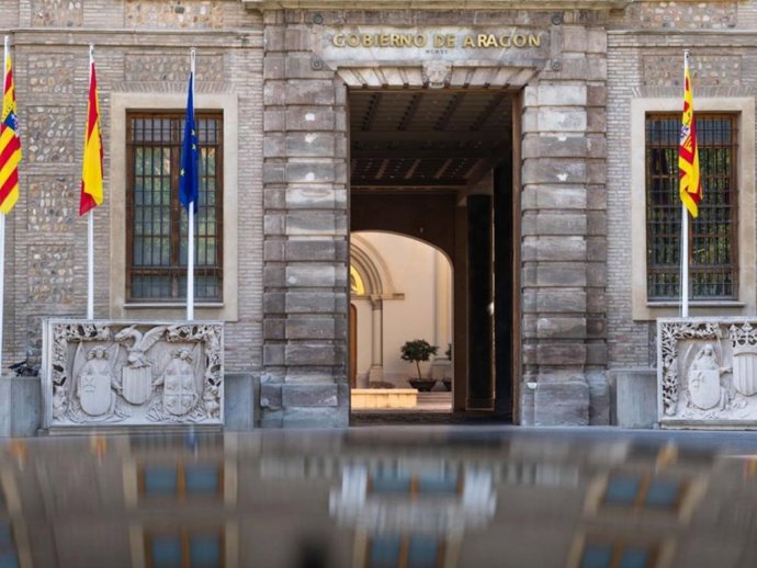 Uno de los accesos al Edificio Pignatelli, sede del Gobierno de Aragón.