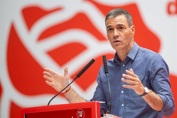 El presidente del Gobierno, Pedro Sánchez, interviene durante la Fiesta de la Rosa del PSC, a 21 de septiembre de 2025, en Gavà, Barcelona, Cataluña (España). La fiesta de la Rosa es el gran acto anual del PSC concebido como la puesta de largo e inaugurac