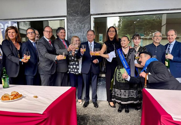 El alcalde de Oviedo, Alfredo Canteli y miembros de la corporación municipal durante el reparto del bollo en la plaza de España.