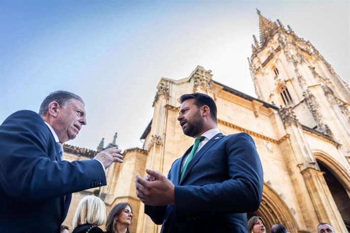 El alcalde de Oviedo, Alfredo Canteli junto al presidente del PP en Asturias, Álvaro Queipo momentos antes de asistir a la Misa de San Mateo, en Oviedo.