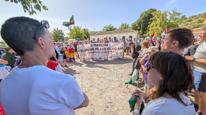 El coordinador general de Izquierda Unida, Antonio Maíllo, participa junto a la coordinadora de IU Extremadura, Nerea Fernández, en la II Marcha Columna de los 8.000 en Fuente del Arco (Badajoz)