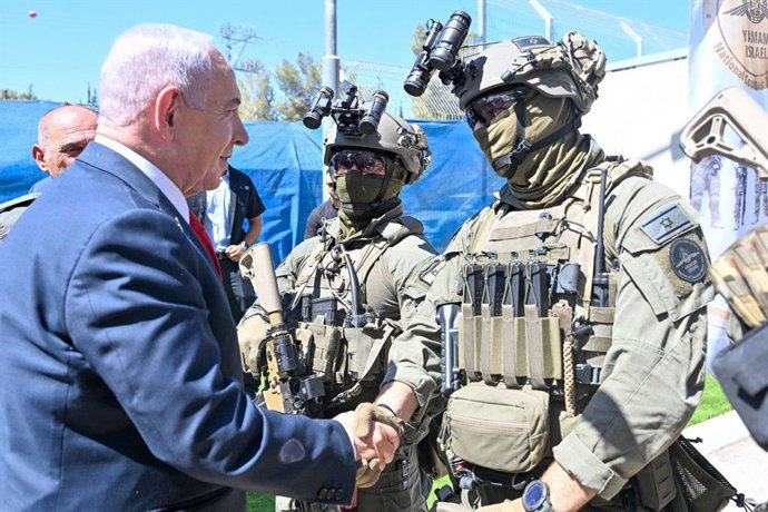 El primer ministro de Israel, Benjamin Netanyahu, saluda a militares