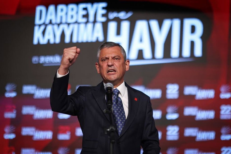 El nuevo líder del Partido Republicano del Pueblo (CHP), zgür zel
