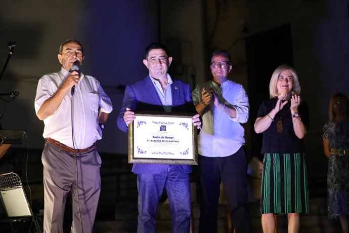 El presidente de la Diputación de Jaén con al distinción de honor del Club Diana de Úbeda.