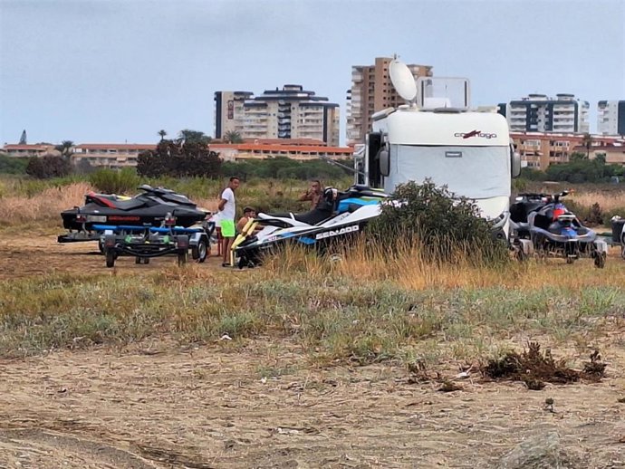 Abortan una concentración de motos acuáticas en el Mar Menor y una acampada ilegal en la Playa de Los Alemanes