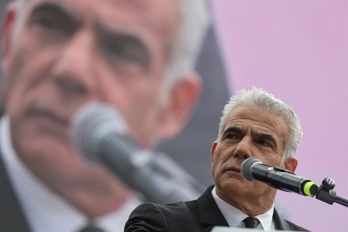 Archivo - FILED - 13 February 2023, Israel, Jerusalem: Israeli head of the opposition Yair Lapid speaks during a protest against the right-wing government. Photo: Ilia Yefimovich/dpa