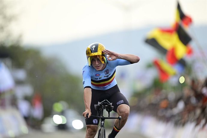 O belga Remco Evenepoel cruza a linha de chegada para vencer a prova de contrarrelógio individual da Elite Masculina (40,8 km) no campeonato mundial de ciclismo de estrada, em Kigali, Ruanda, domingo, 21 de setembro de 2025. O Campeonato Mundial de Estrad