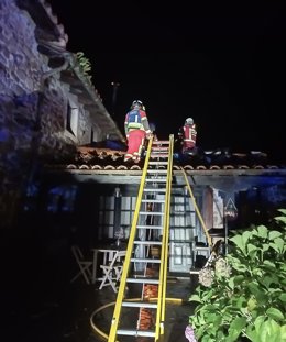 Bomberos sofocan un incendio en una vivienda en Bárcena Mayor