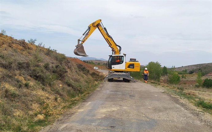 Archivo - Imagen de archivo de una de las obras llevadas a cabo por la DPZ en una de las carreteras de su competencia. 