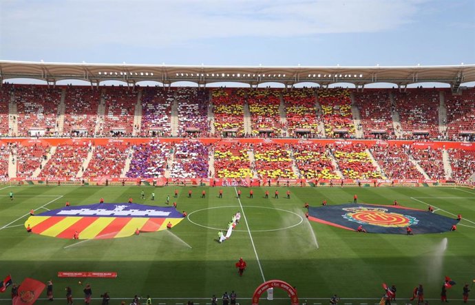 Son Moix vibra con la Diada de Mallorca en la previa del enfrentamiento entre el RCD Mallorca y el Atlético de Madrid