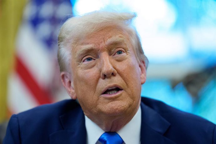 19 de setembro de 2025, Washington, Distrito de Columbia, EUA: O presidente dos Estados Unidos, Donald J. Trump, assina uma ordem executiva autorizando o novo Trump Gold Card, que é um programa de vistos a ser supervisionado pelo Secretário de Comércio "q
