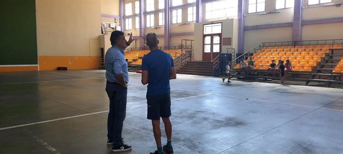 El diputado Joaquín Moreno durante la visita a un polideportivo municipal.