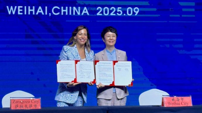 La alcaldesa de Zaragoza, Natalia Chueca, y la regidora de Weihai, Kong Fanping, en el momento de presentar el Memorando entre ambas ciudades.