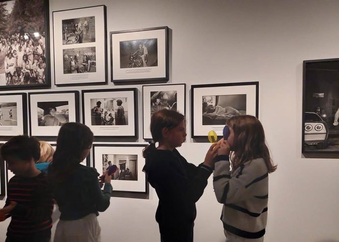 Archivo - Niños en una exposición fotográfica.