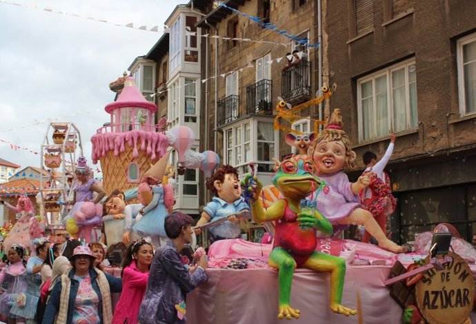 La carroza 'Subidón de azúcar', de la Peña Veteranos, gana el concurso de San Mateo de Reinosa