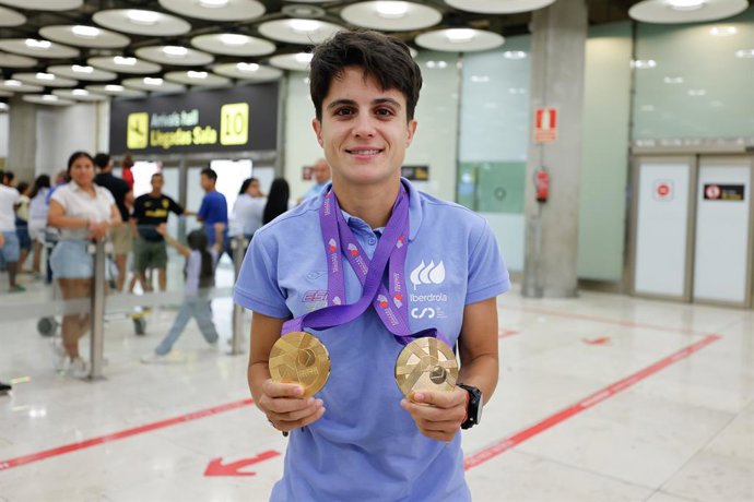 María Pérez llega a Madrid tras ganar dos oros en el Mundial de Tokio 2025