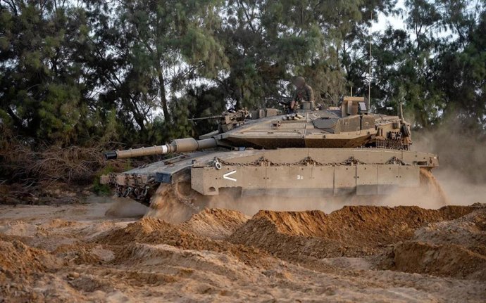 Archivo - Un carro de combate israelí en el sur de la Franja de Gaza