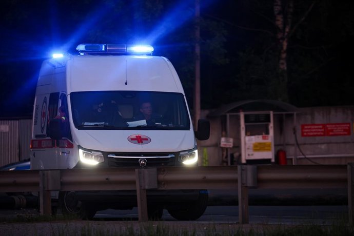 Archivo - RÚSSIA, REGIÃO DE MOSCOU - 7 de junho de 2025: Uma ambulância perto do local de um incêndio em uma instalação de armazenamento de gasolina, óleo e lubrificantes (não fotografada) em Pushkino. De acordo com os primeiros relatórios, o fogo se espa
