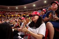 Una multitud despide a Charlie Kirk junto a Trump en un estadio abarrotado de Arizona